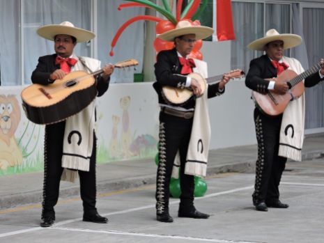 Les mariachis arrivent à la fiesta de l'école des enfants.